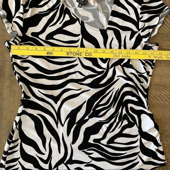 Suzie in the City Black and‎ White Zebra Print Asymmetrical Top - Large - Picture 5 of 8